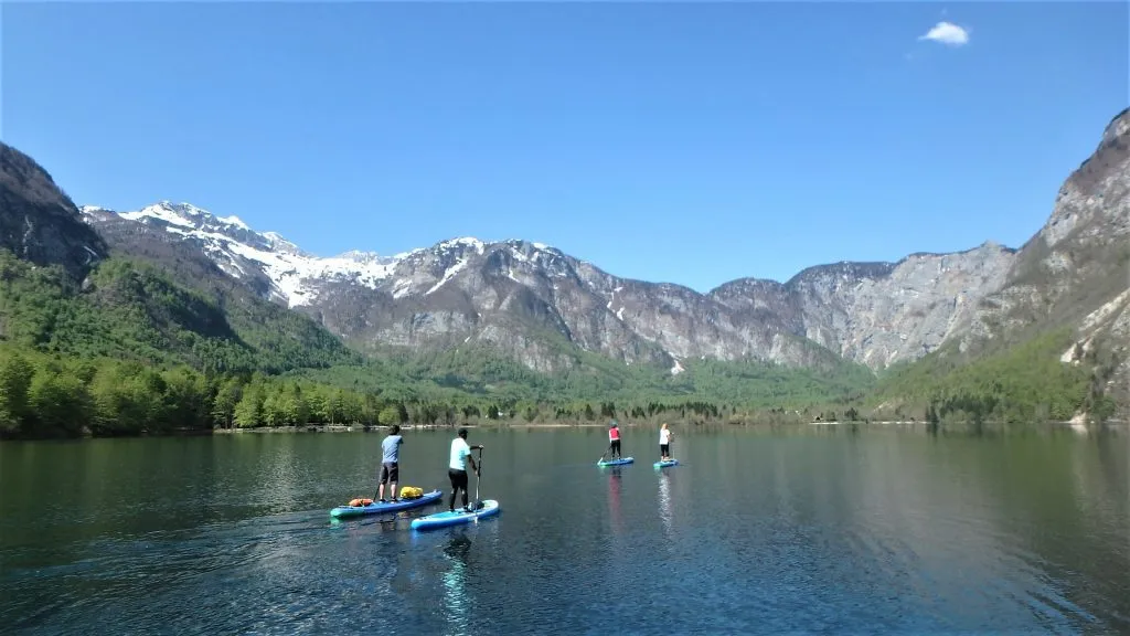 Partecipate a un tour in SUP intorno al lago di Bohinj